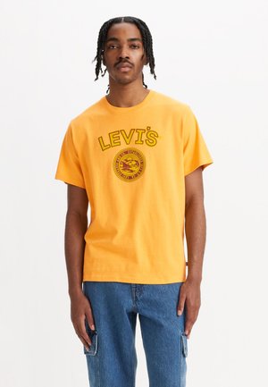 Camiseta de algodón naranja con "LEVI'S" en texto amarillo y un logotipo circular en el pecho; mangas cortas y corte relajado.