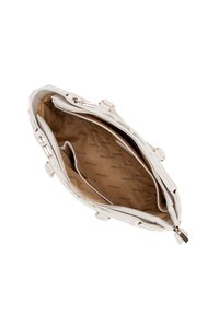 Sac à main en cuir blanc, vue ouverte montrant une doublure beige avec un logo en relief. Caractéristiques de deux compartiments zippés et d'accents matériels décoratifs.