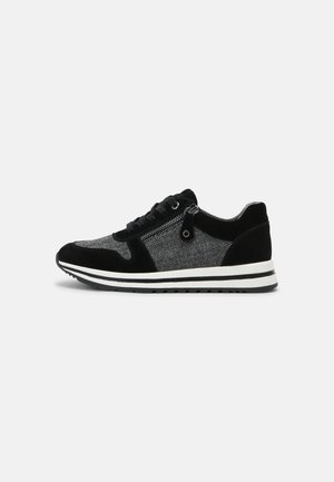 Sort og grå lavtop sneaker med stof med sildebensmønster, sorte ruskinddetaljer, sidelås, sorte snørebånd og hvid sål med sorte striber.