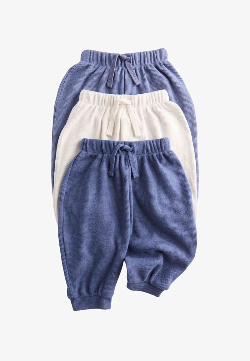 Set van drie gebreide babybroekjes in blauw en wit, elk met elastische taillebanden en aantrekkoorden, gestapeld weergegeven op een witte achtergrond.