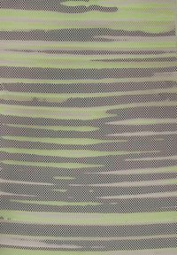 Tissu en maille avec des rayures horizontales translucides vertes et grises alternées. Texturé avec de petites perforations créant un motif à la surface.