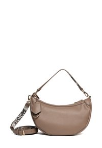 Bolso de piel en taupe con forma curva, que cuenta con un asa corta, una correa estampada desmontable y un cierre de cremallera.
