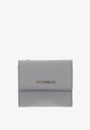 Portefeuille en cuir gris clair avec finition texturée, rabat pliant et logo doré "COCCINELLE" sur le devant.