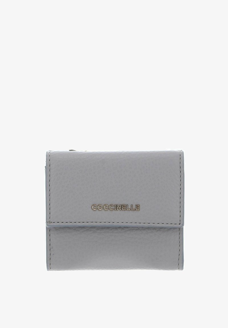 Portefeuille en cuir gris clair avec finition texturée, rabat pliant et logo doré "COCCINELLE" sur le devant.