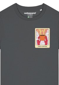 Donkergrijze katoenen T-shirt met een grafische print van handen die een oranje kopje vasthouden. Het ontwerp omvat wolken en sterren tegen een lichte achtergrond.