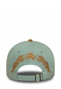 Helle blaue Denim-Kappe mit bronzefarbenen Blumenstickereien an der Vorderseite. Verstellbarer Riemen hinten mit einem runden Metallverschluss.