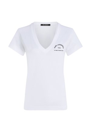 Witte katoenen t-shirt met een v-hals, korte mouwen en zwarte bedrukte logo-details op de linkerborst en onderrug.