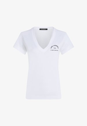 Balts kokvilnas T-krekls ar V veida kaklu, īsām piedurknēm un melniem drukātiem logotipa elementiem uz kreisās krūtis un apakšējās muguras.