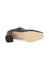 Schwarzer Lackleder-High Heel-Schuh mit Krokodilstruktur, runder Zehenpartie und Blockabsatz. Die Sohle ist hellbeige und flach.