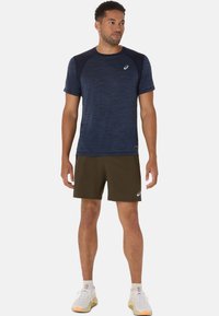 ASICS ROAD 7IN - Träningsshorts - brown stone