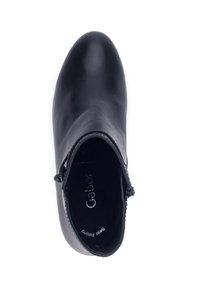 Bottine en cuir noir avec un bout arrondi, fermeture éclair latérale, et une marque "Gabor" visible à l'intérieur de la chaussure.