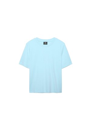 Svetlo modra kratka majica z okroglim ovratnikom in črno etiketo na notranji strani ovratnika na belem ozadju.