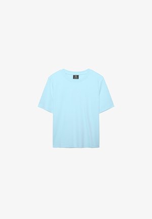 Svetlo modra kratka majica z okroglim ovratnikom in črno etiketo na notranji strani ovratnika na belem ozadju.