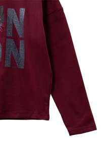 Bordeaux lange mouwen sweatshirt met metallic grijze tekst en een katgraphic, met een gladde, zachte textuur en geribde manchetten.