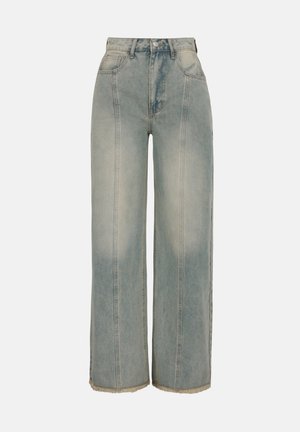 Τζιν παντελόνι με ψηλή μέση, φαρδύ μήκος, ξεβαμμένο γκρι χρώμα, με ραφές μπροστά, θηλιές για ζώνη, κούμπωμα με κουμπί και ξέφτια στα τελειώματα.