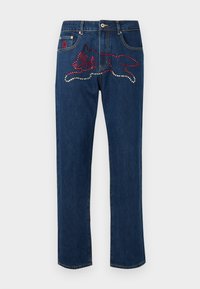 Μπλε τζιν τζιν με σχέδιο διακοσμημένο με κόκκινες και ασημένιες στρας που απεικονίζουν ένα σκύλο στην πίσω τσέπη. Κοπή με ίσια γραμμή στο πόδι.