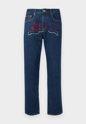 Modre jeans hlače iz jeansa z dizajnom, okrašenim z rdečimi in srebrnimi kristali, ki prikazujejo psa na zadnjem žepu. Z ravnimi nogavicami.