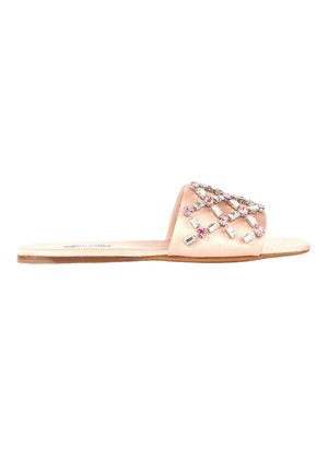 Roze platte slippers met open neus, versierd met roze en heldere strass steentjes op het bandje.