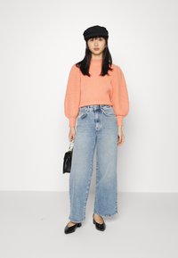 ONLY Petite ONLINC HOPEEX HI WIDE LEG REAPET - Calças de ganga de corte relaxado - light blue denim