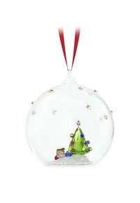 Ornamento in vetro trasparente con un albero di Natale verde in cristallo, glitter sparsi e dettagli decorativi colorati, appeso a un nastro rosso.