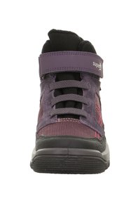Lila und schwarze High-Top-Sneaker mit Klettverschluss und Schnürsenkeln, schwarzer Sohle und atmungsaktivem Meshstoff.