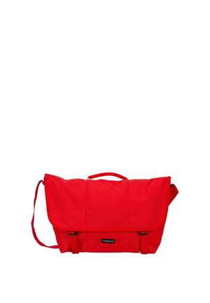 Rote Timbuk2 Messenger-Tasche mit Klappenverschluss, verstellbarem Schultergurt und obenliegendem Tragegriff vor weißem Hintergrund.