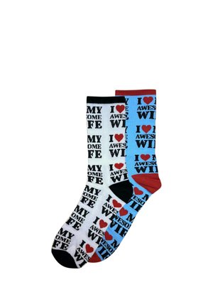 Twee paar kleurrijke sokken met herhaalde tekstpatronen die "I love my awesome wife" zeggen in rood, zwart, wit, blauw en rode accenten.