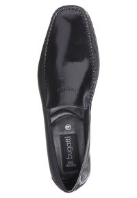 Chaussure noire en cuir à enfiler avec un embout carré, des accents cousus le long du bord et une semelle intérieure rembourrée portant l'étiquette "bugatti Comfort Wide."