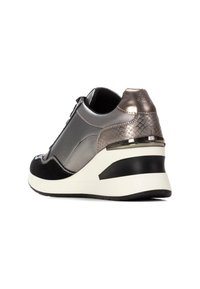 Zapatillas con un upper de imitación cuero en gris metálico y negro con acentos texturizados, media suela blanca y un tacón ligeramente elevado.