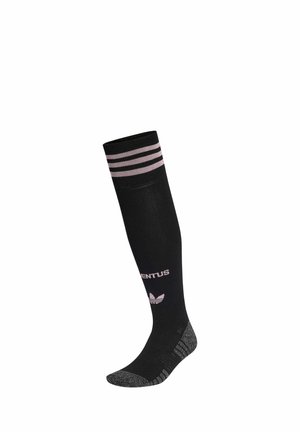 Sort knæstrømpe med grå tå og hæl, lyserøde striber øverst, lyserød Juventus-tekst og Adidas-logo på lægområdet.