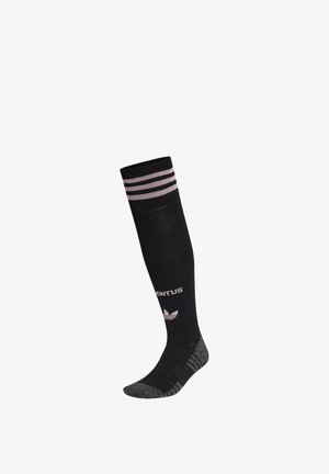 Sort knæstrømpe med grå tå og hæl, lyserøde striber øverst, lyserød Juventus-tekst og Adidas-logo på lægområdet.
