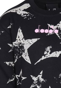 Felpa nera con motivo a stelle bianche, con logo "diadora" rosa. Realizzata in cotone, collo rotondo e vestibilità rilassata.