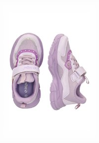 Baskets de sport violettes avec tige en mesh, accents en synthétique, sangle réglable, motif en forme de cœur et semelle en caoutchouc texturée. Les caractéristiques sont brillantes et scintillantes.
