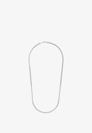 Collar de cadena de plata con eslabones entrelazados, que presenta una textura suave y un cierre de broche, mostrando un diseño simple y elegante.