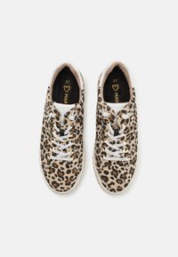 Sneakers con stampa leopardata in una combinazione di colori beige e marrone, con lacci bianchi, accenti dorati e una tomaia in tessuto testurizzato. Taglia 37.