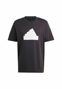 T-shirt nera in cotone con collo a giro e maniche corte. Presenta un grande logo Adidas bianco in rilievo sulla parte anteriore.