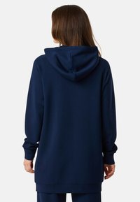 Felpa con cappuccio blu navy, dal taglio rilassato, con maniche lunghe e texture uniforme, dotata di tasca a marsupio e polsini a costine.
