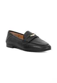 Zwarte leren loafers met lage hak, decoratieve gouden metalen details op de band en een tan binnenvoering.