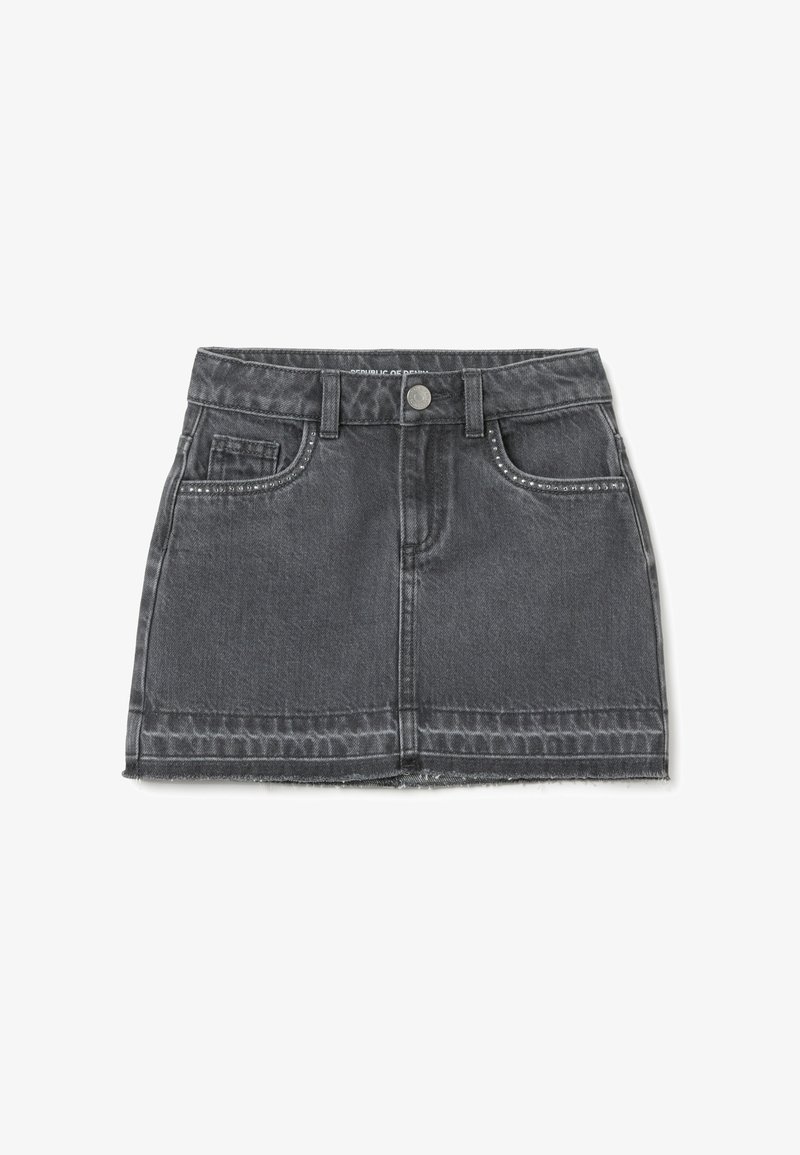 Mini falda de mezclilla gris con dobladillo deshilachado, cinco bolsillos, cierre frontal con botón y costuras decorativas en los bolsillos frontales.