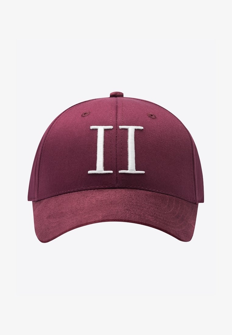 Casquette de baseball marron avec le chiffre romain II blanc brodé sur le centre avant.