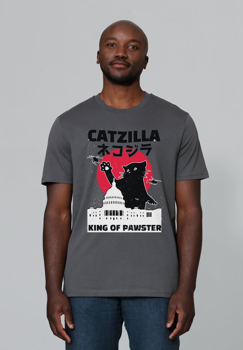 Grijze katoenen t-shirt met een grafisch ontwerp van een reusachtige kat tegen een rode cirkel, met de tekst "CATZILLA" en "KING OF PAWSTER" eronder.