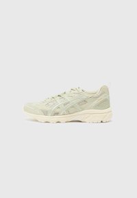 Unselected, dried leaf green/pure silver-coloured