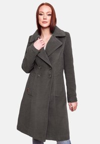 Manteau en laine gris foncé, long, avec un design croisé, de larges revers et des poches latérales. Texture lisse avec des accents de boutons et une coupe ajustée.