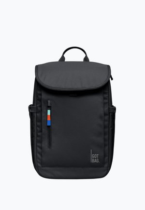 Schwarzer rechteckiger Rucksack mit oberer Klappe, vertikalem Frontreißverschluss mit blauem, rotem und hellgrünem Zipperanhänger sowie "GOT BAG."-Logo unten rechts.