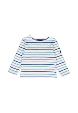 Chemise blanche à manches longues avec des rayures horizontales bleues et vertes, col rond, et petit écusson logo sur la manche gauche.