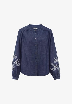 Dunkelblaue Bluse mit Knopfleiste, langen Puffärmeln und weißer Blumenstickerei auf den unteren Ärmeln, mit rundem Ausschnitt.