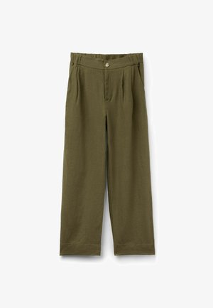 Široké kalhoty v barvě olivově zelené s knoflíkovým zapínáním, elastickým pasem, předními záhyby a bočními kapsami, zobrazené na bílém pozadí.