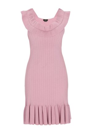 Rózsaszín ribbelt kötött ruha, fodros nyakkivágással és redőzött, bővülő szegéllyel. Ujjatlan kialakítása kiemeli a minimalista stílust.