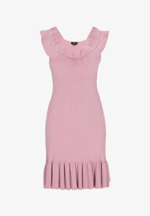 Sukienka dzianinowa w miękkim różowym kolorze, z falbaniastym dekoltem i rozkloszowanym dołem z fałdami. Bez rękawów, co podkreśla minimalistyczny styl.