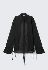 Chemise noire transparente avec un col classique, des manches longues, des détails de nouage réglables aux poignets et une fermeture à boutons sur le devant.